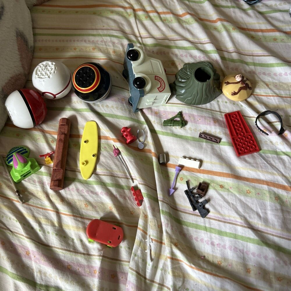 8 Ounce Lot Of Toy Parts